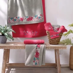 Au milieu des fleurs  Serviette de bain