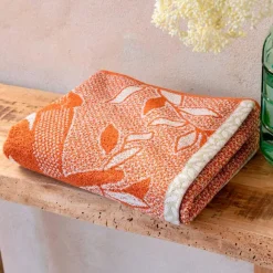 Chats sur la branche Serviette de bain