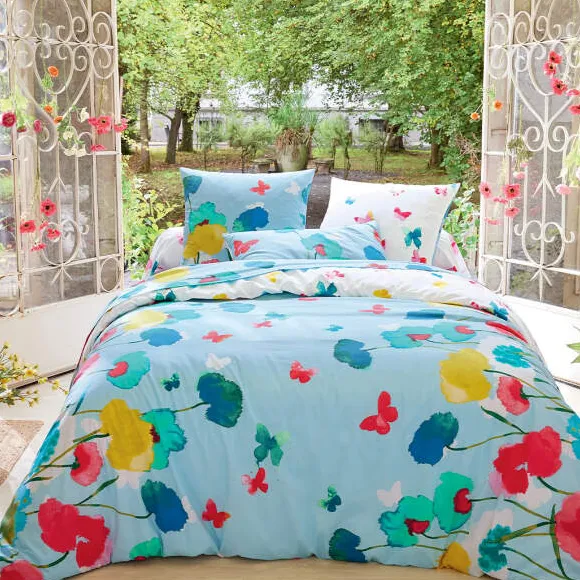 Couché dans les fleurs Taie d'oreiller