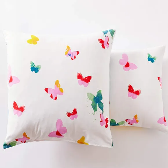 Couché dans les fleurs Taie d'oreiller
