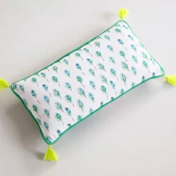 Un oiseau sur la branche  Coussin