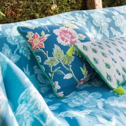 Un oiseau sur la branche  Housse de coussin