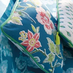 Un oiseau sur la branche  Housse de coussin